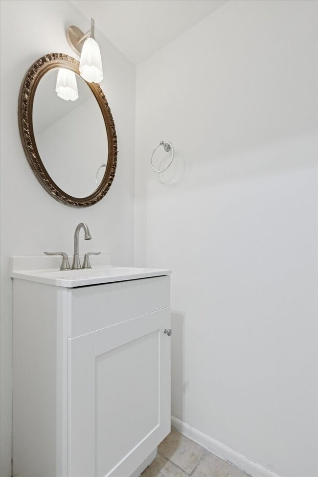 Building Photo - Available now, 3B/2.5B Two Story Townhome in Butler Park!