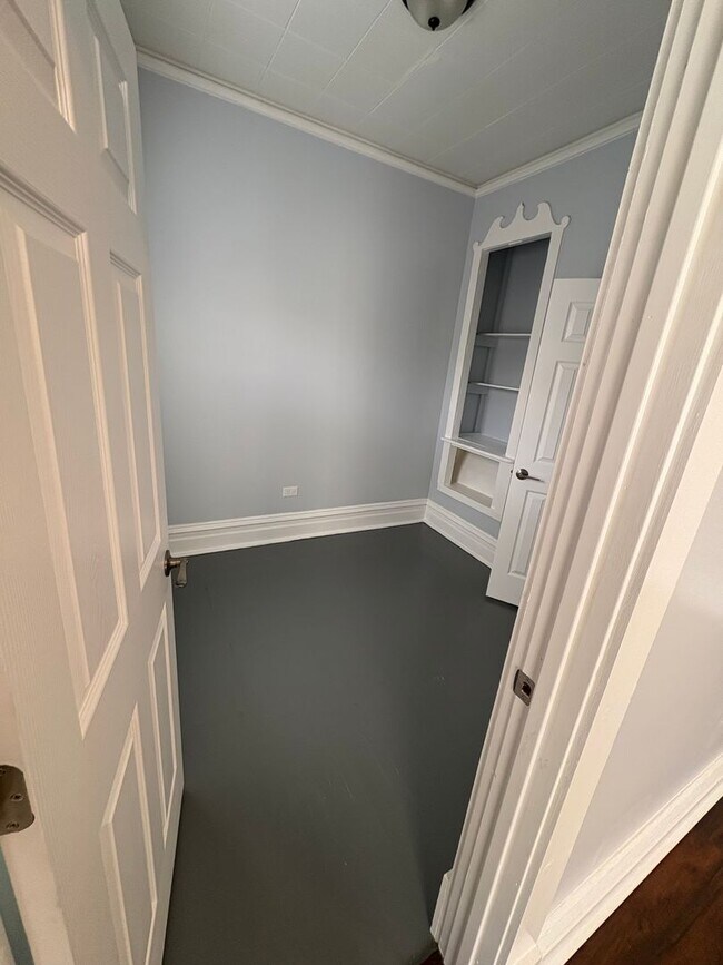 Building Photo - 1034 W 61st St