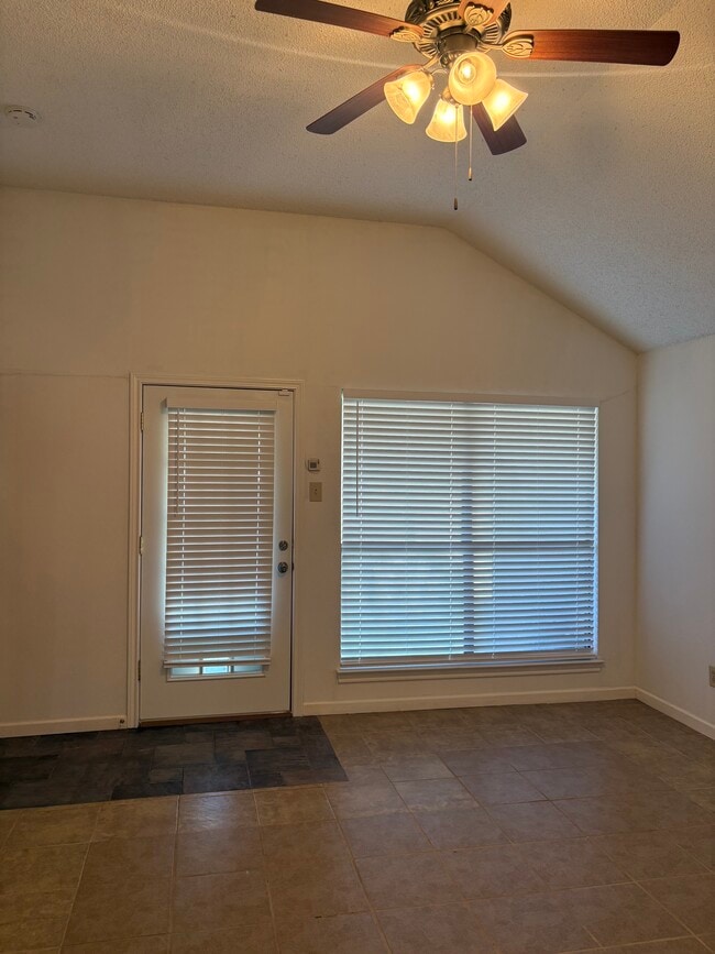 Building Photo - 106 Hollywood Dr