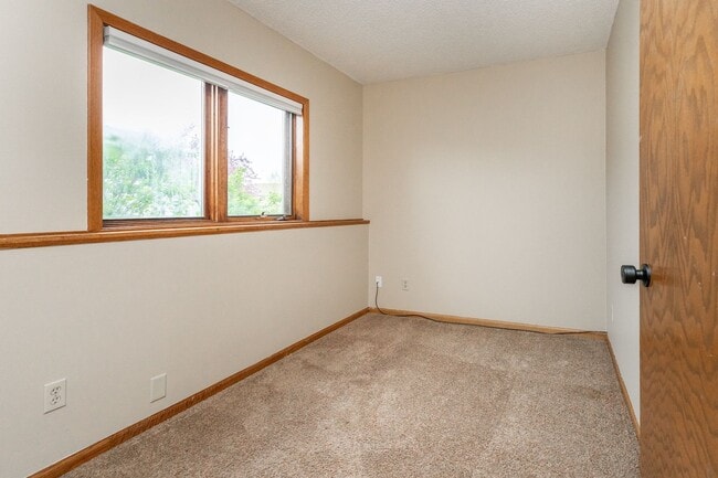 Building Photo - Lovely 3 Bedroom 2 Bath Townhome in Apple ...