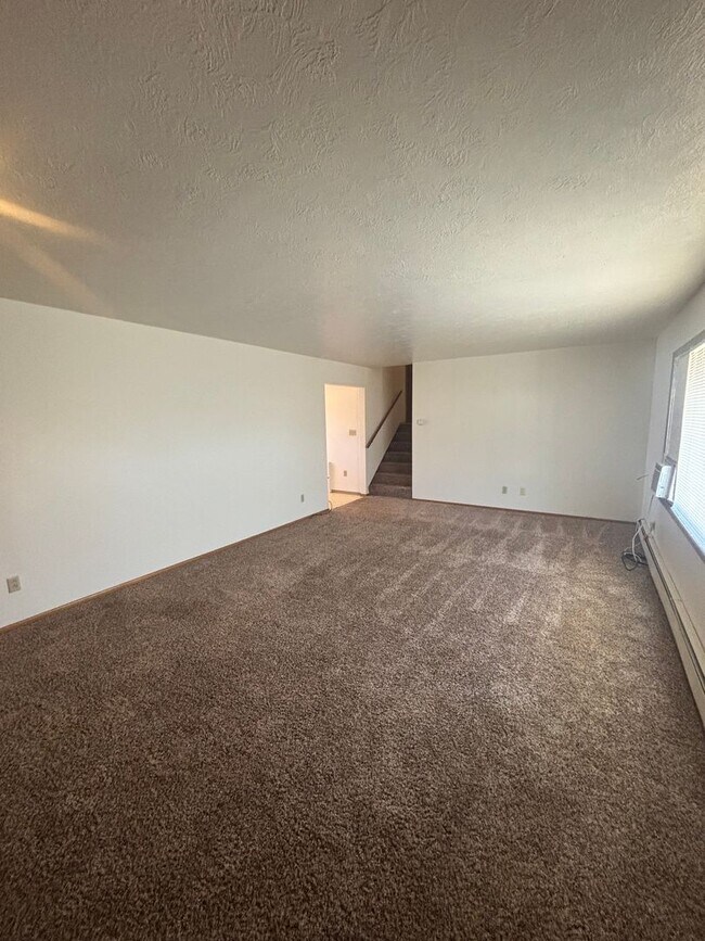 Building Photo - Maple Ave Duplex