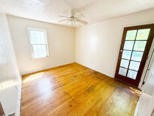 Building Photo - 3 BED 1 BATH BEAUTIFUL SINGLE FAMILY HOME ...