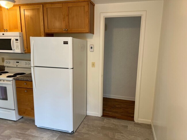 Building Photo - 3 bedroom 1 bathroom single level home!