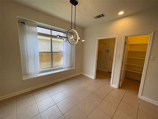 Building Photo - 10401 Yellowstone Dr