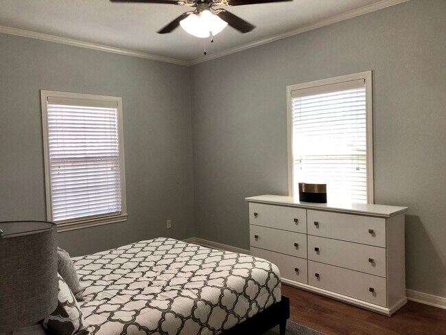 Building Photo - 3BR/3BA House Near Campus