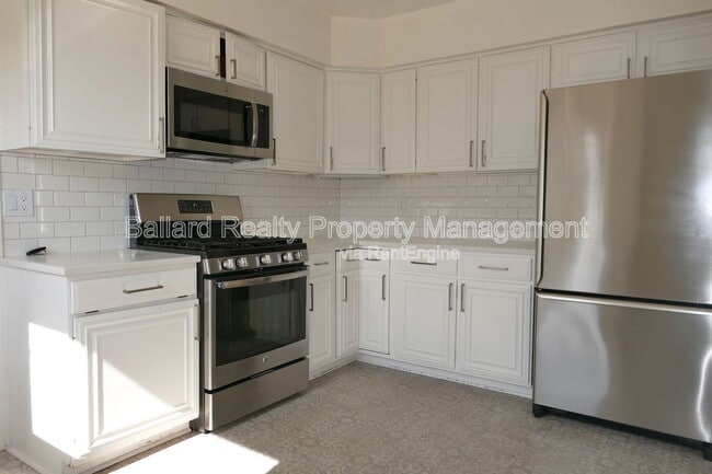 Building Photo - 3246 Conkling Pl W