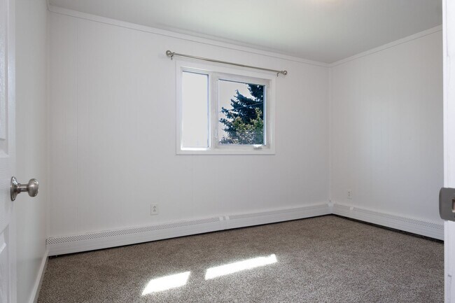 Building Photo - Diamond in the rough! Newly renovated interior - 5 Bed 2 Bath!
