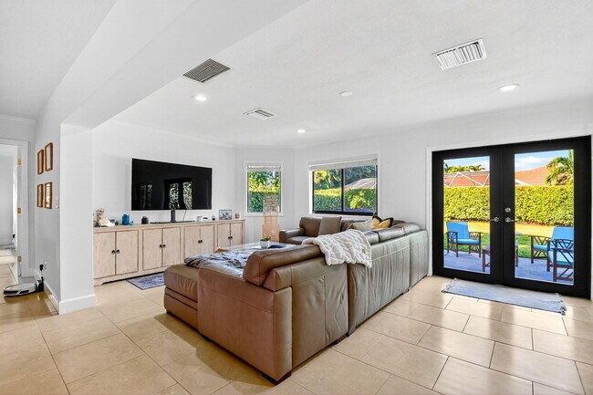 Building Photo - 435 Pine Villa Dr