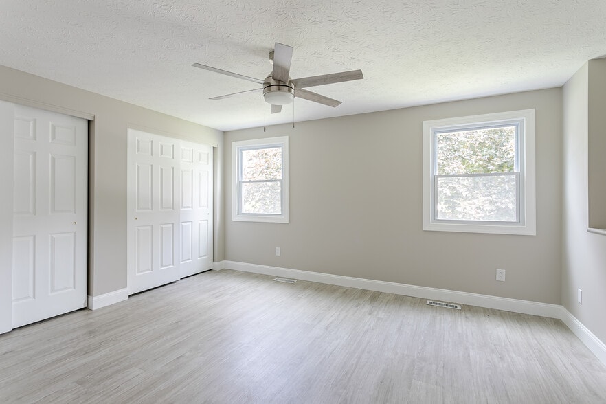 Building Photo - 1736 Elmwood Cir