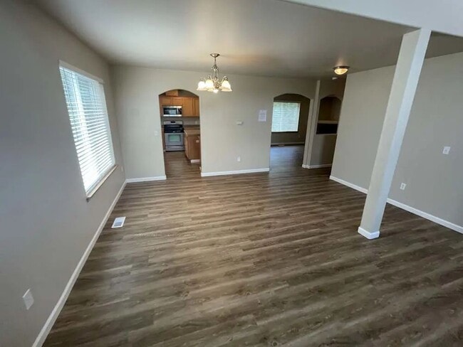 Building Photo - Puyallup House