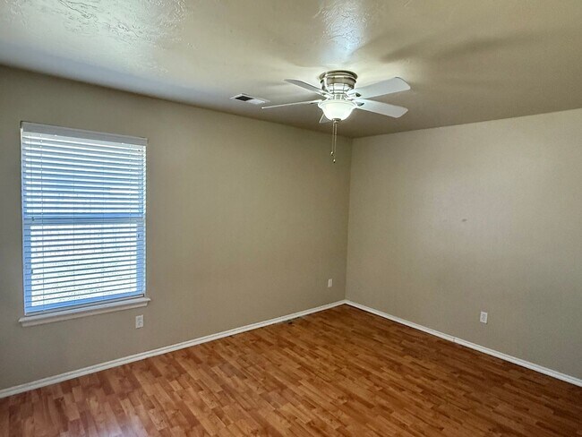 Building Photo - Great 3 Bed 2 Bath With Study In Edmond