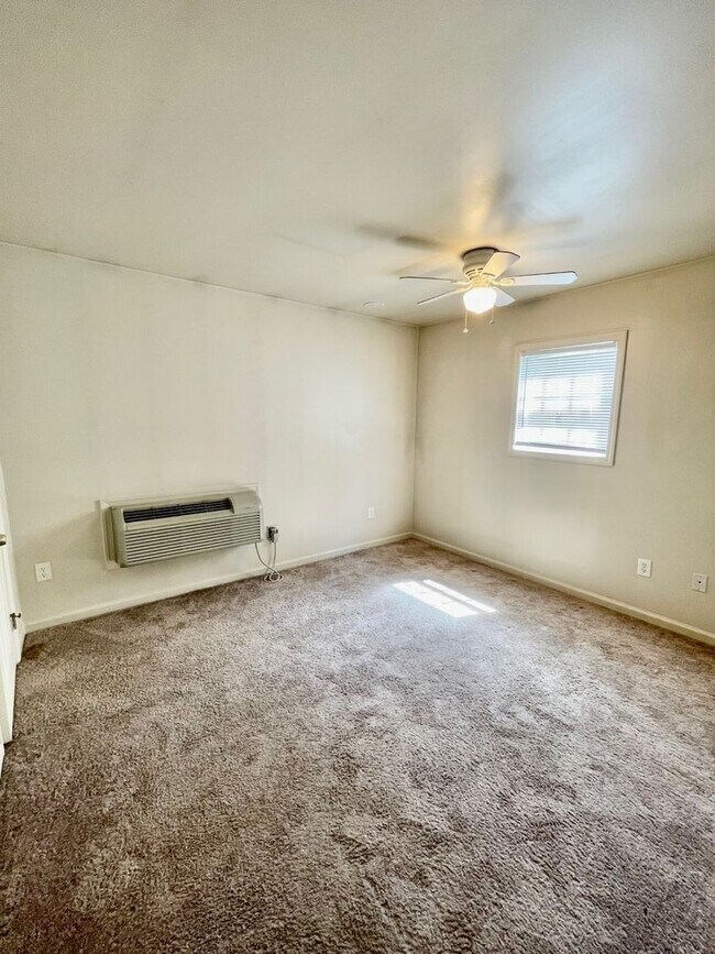 Building Photo - 1 Bedroom 1 Bath Duplex Cute and charming area in the heart of Huntersville... perfect for single...