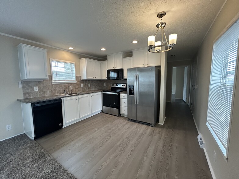 Building Photo - 2341 Oakgrove Dr