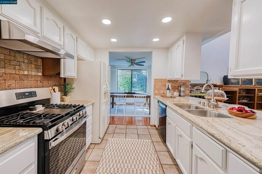 Building Photo - 2040 Larchmont Cir