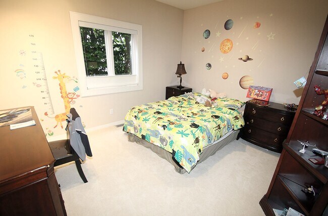 Building Photo - LUXURY 4 BEDROOM BELLEVUE HOME IN ‘THE SUMMIT’ W AMAZING VIEWS!