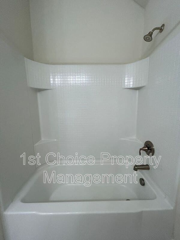 Building Photo - 952 Pinnacle Ridge Rd