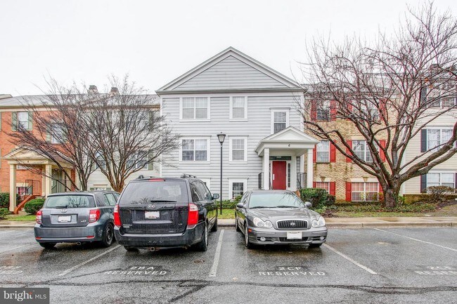 Building Photo - 6 Normandy Square Ct
