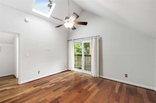 Building Photo - 654 Cleburne Terrace NE
