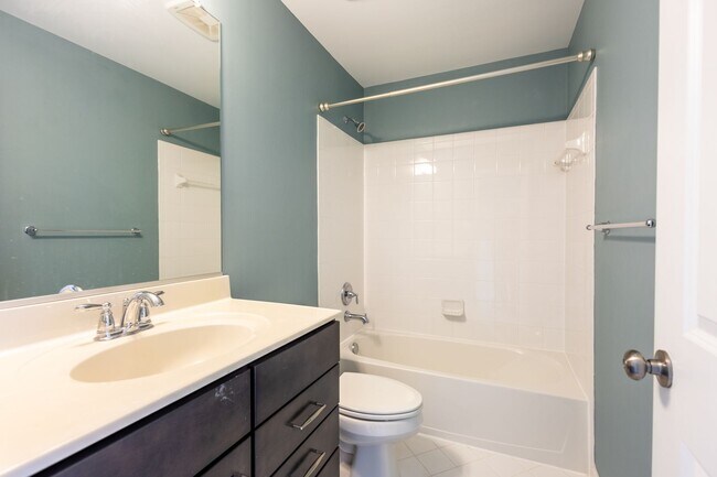 Building Photo - Lovely 3 BR/2.5 BA EOG Townhome in Glen Bu...