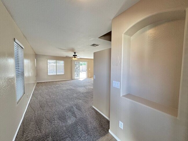 Building Photo - GREAT 4BEDROOM/3BATH HOME WITH ALL THAT YO...