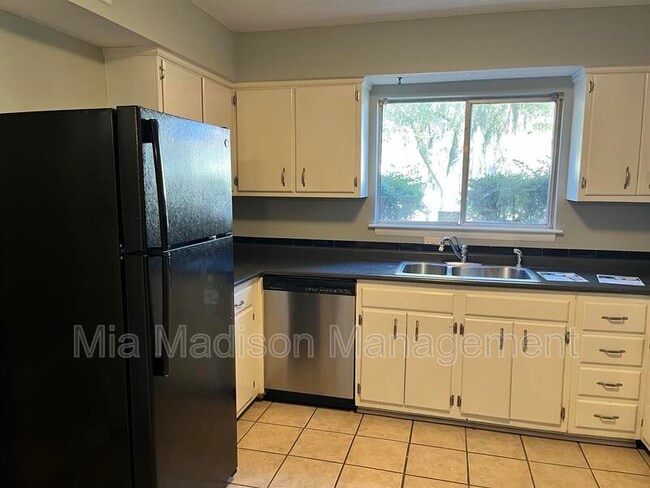 Building Photo - 527 Tibet Ave