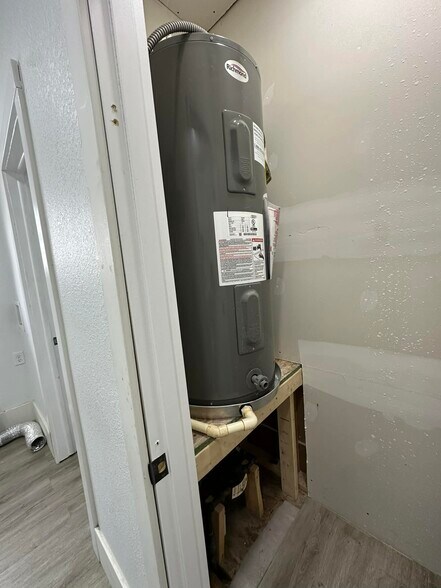 Building Photo - 725 Hopkins St