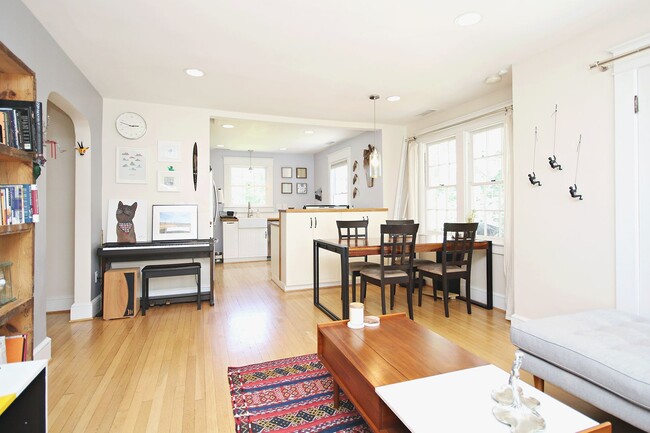 Building Photo - Charming Fry's Spring Cottage Near UVA