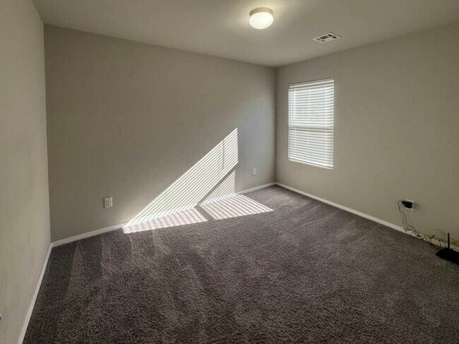 Building Photo - 3BD/2BTH Home Minutes from Lake El Reno!