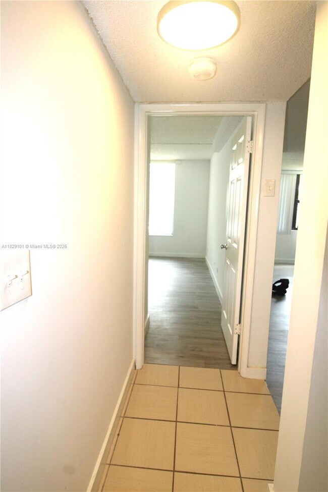 Building Photo - 3750 Inverrary Dr