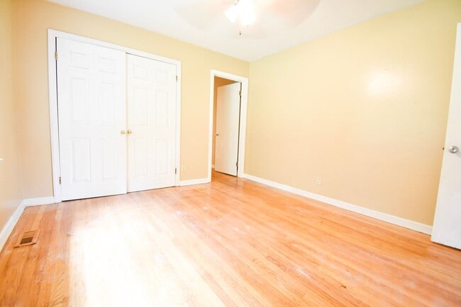 Building Photo - Coming Soon! 3 Bedroom 1 Bathroom - Pets Considered