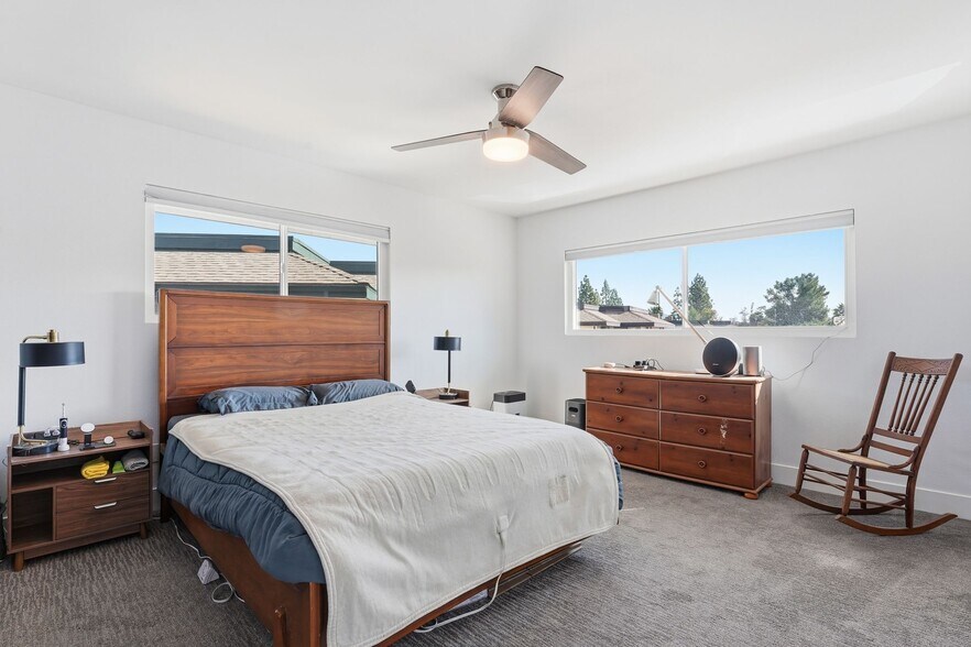 Building Photo - 450 W Vermont Ave