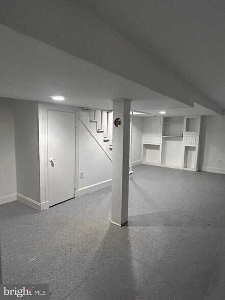 Building Photo - 118 Urell Pl NE