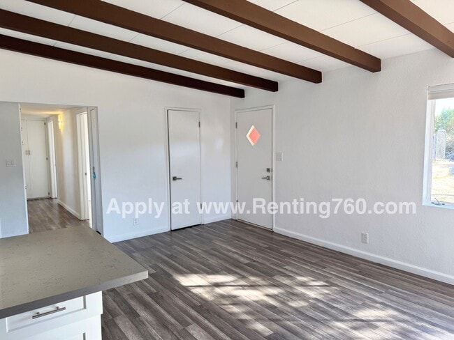 Building Photo - Updated 4 Bed 2 Bath Home!