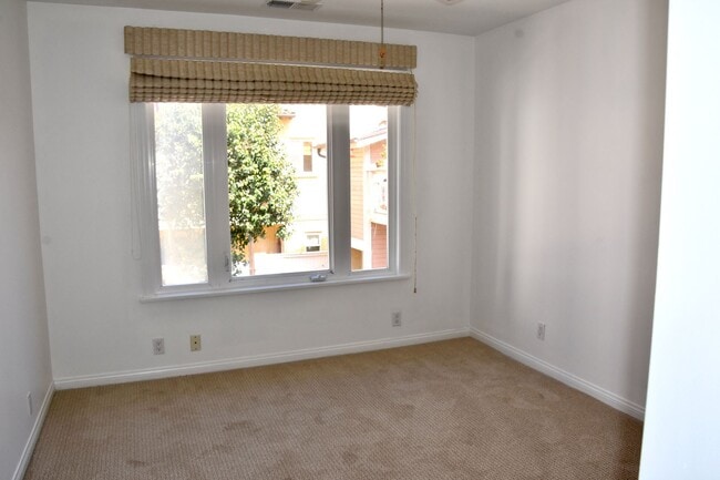 Building Photo - Beautiful spacious Home