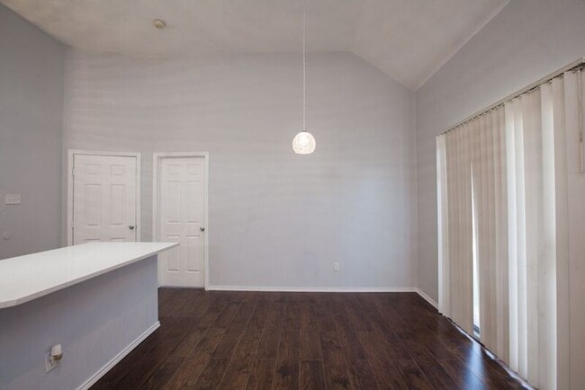 Building Photo - 653 Spring Valley Rd
