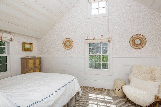 Building Photo - 156 Georgica Rd