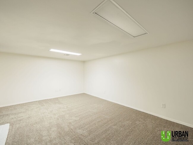 Building Photo - 2104 N Dale Ln