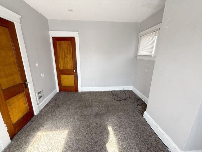 Building Photo - 4 BED 1 BATH SINGLE FAMILY HOME IN CLEVELAND!