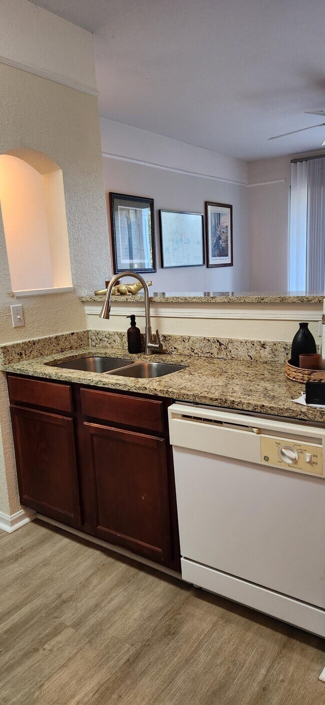 Building Photo - 2801 Chancellorsville Dr