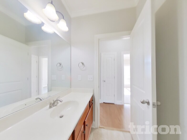 Building Photo - 1527 Dewsbury Dr