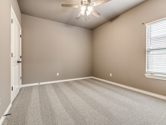 Building Photo - 3 Bedroom + Study + 3 car garage home located in the heart of Edmond!