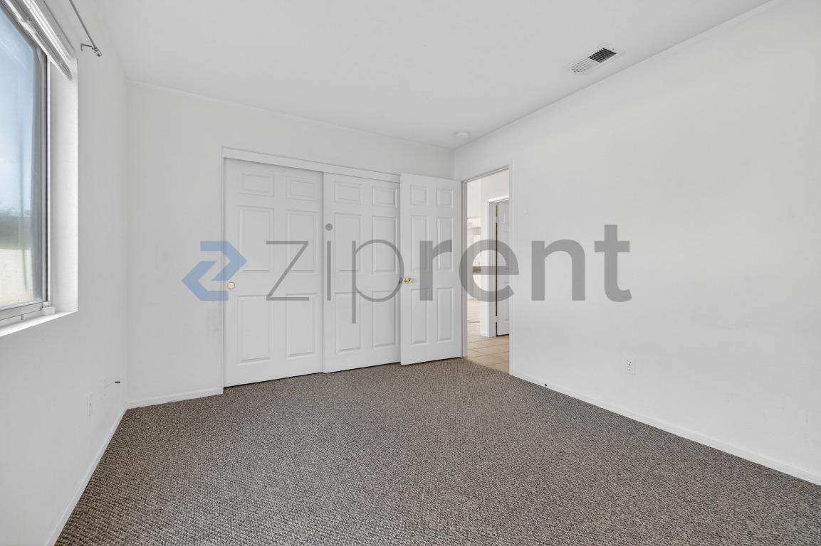 Building Photo - 703 Diamond Dr