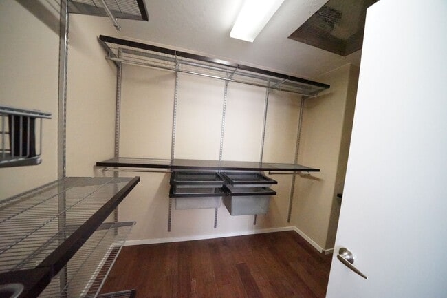 Building Photo - Showings Available NOW