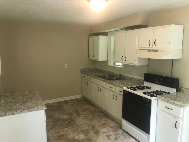 Building Photo - **ON HOLD**5 Bedroom / 2 Bathroom Home for Rent in Columbus, GA 31906