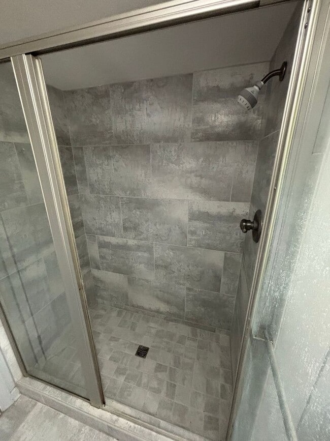 Building Photo - Beautiful 1/1 Just Minutes from Cascades Park!