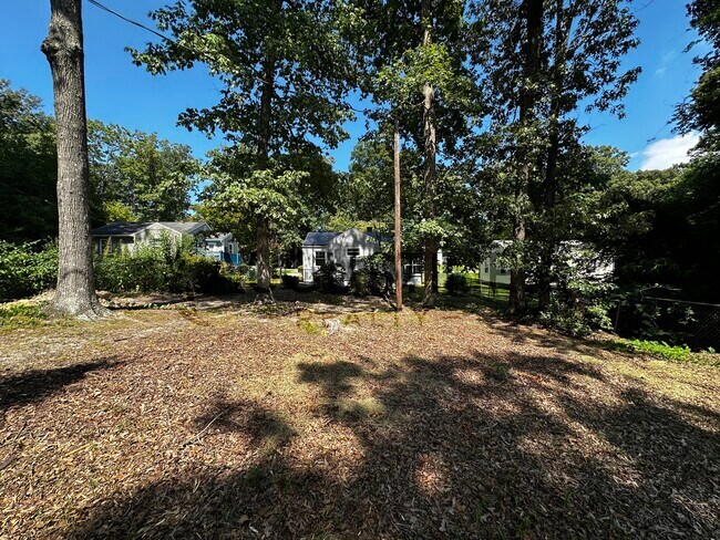 Building Photo - 2723 Robin Hood Dr