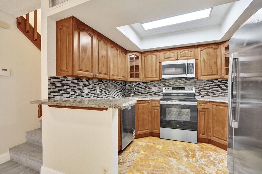 Building Photo - 4260 Village Dr