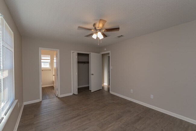 Building Photo - 2937 Dahlia Dr