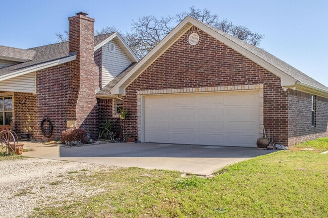 Building Photo - 3 bedroom home on acreage