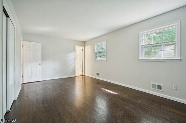 Building Photo - 4 Fern Ct